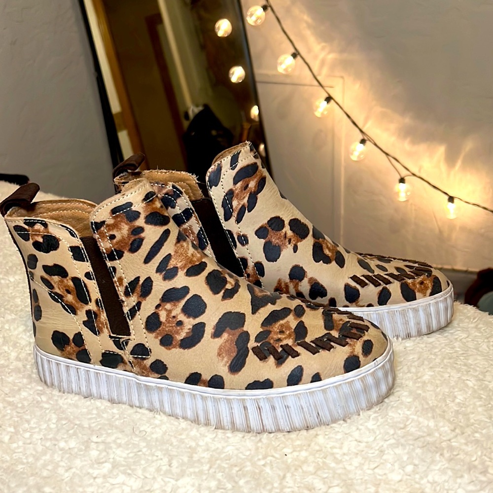 Cheetah pull on boots size 8.5